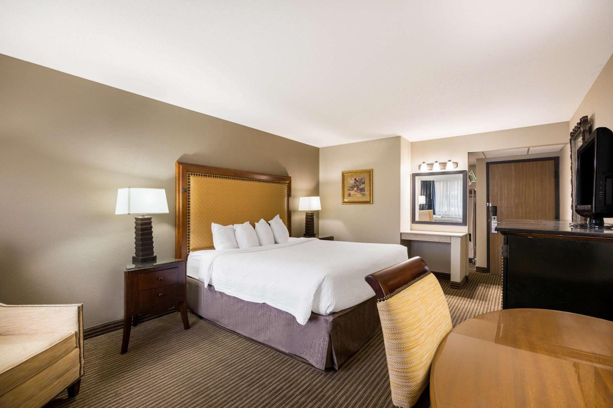 Revel Hotel Minot - Surestay Collection By Best Western ภายนอก รูปภาพ