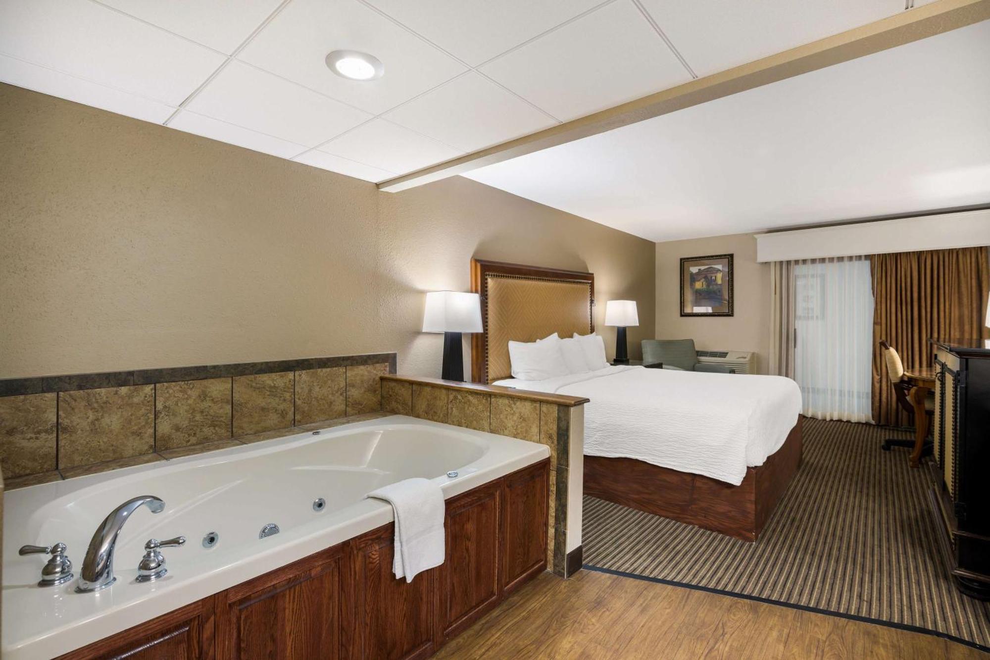 Revel Hotel Minot - Surestay Collection By Best Western ภายนอก รูปภาพ