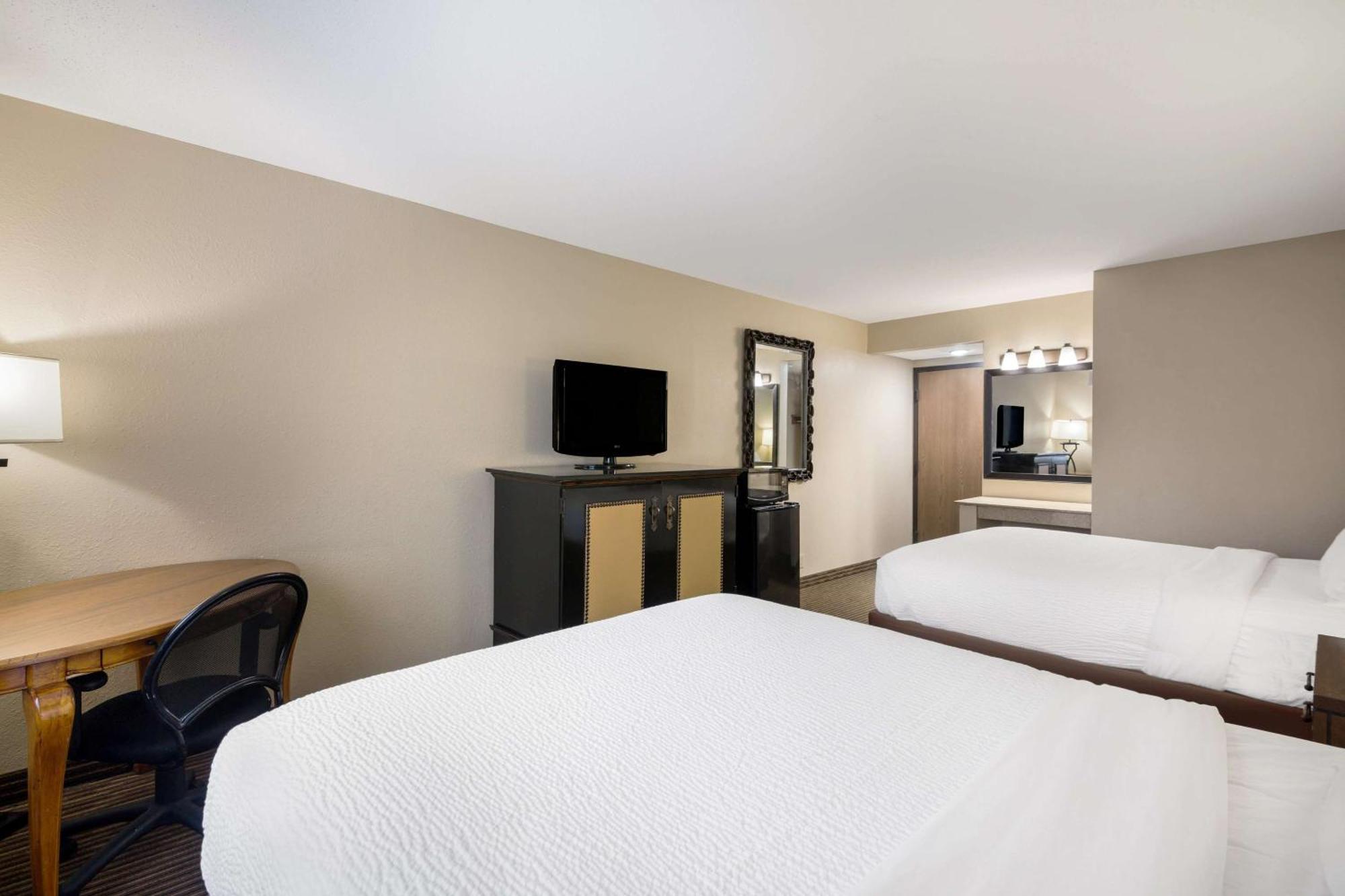 Revel Hotel Minot - Surestay Collection By Best Western ภายนอก รูปภาพ