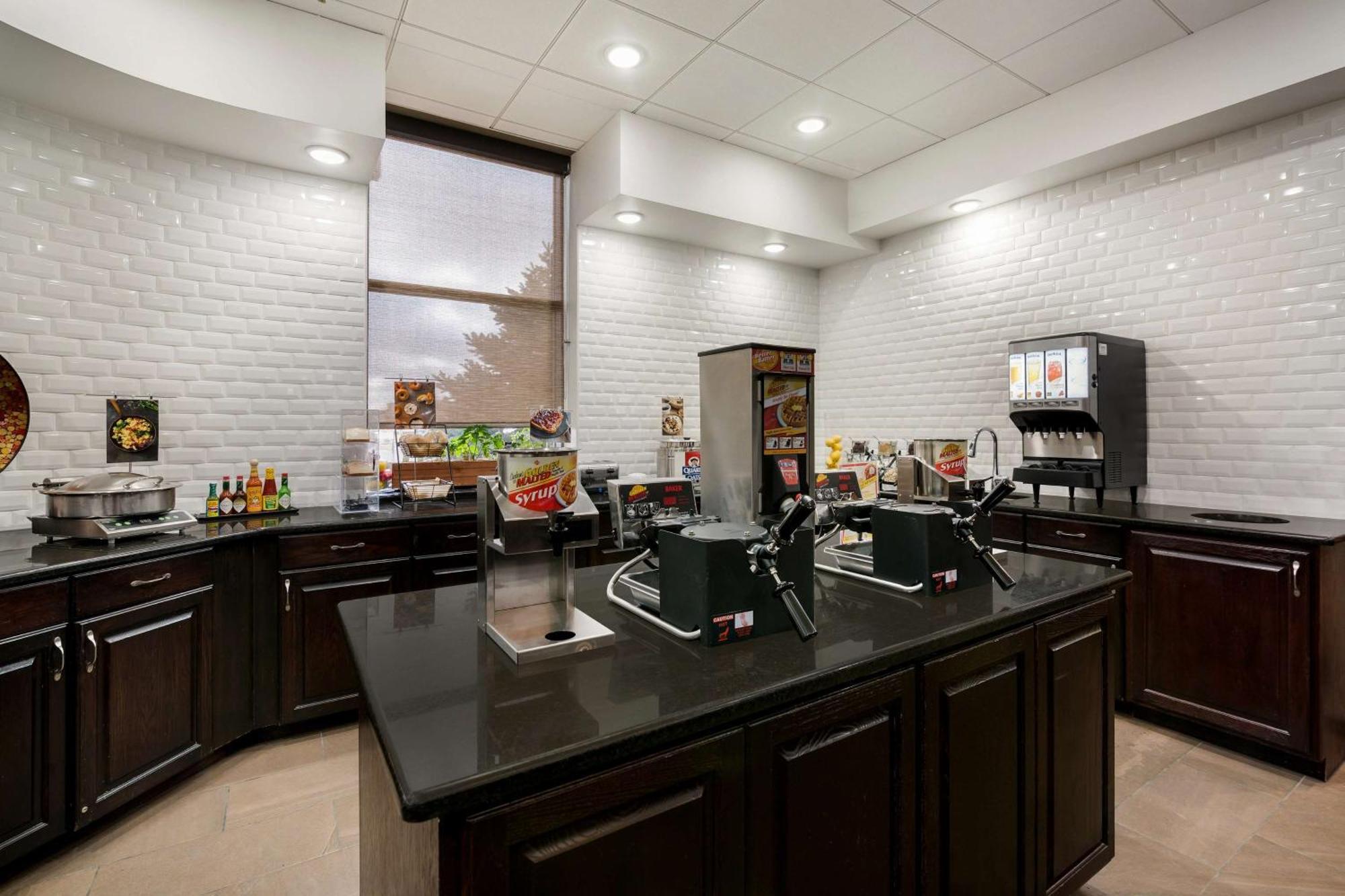 Revel Hotel Minot - Surestay Collection By Best Western ภายนอก รูปภาพ